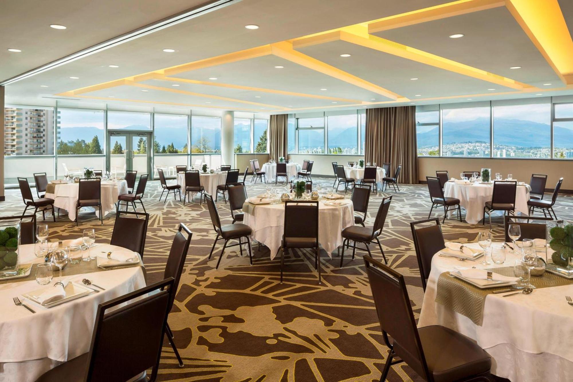 Element By Westin Vancouver Metrotown Бернаби Экстерьер фото